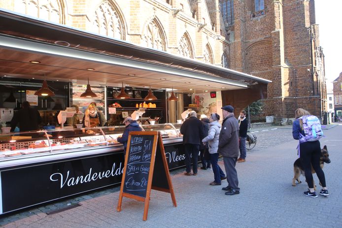 Heel weinig bezoekers op de wekelijkse markt waar enkel voedingskramen waren.