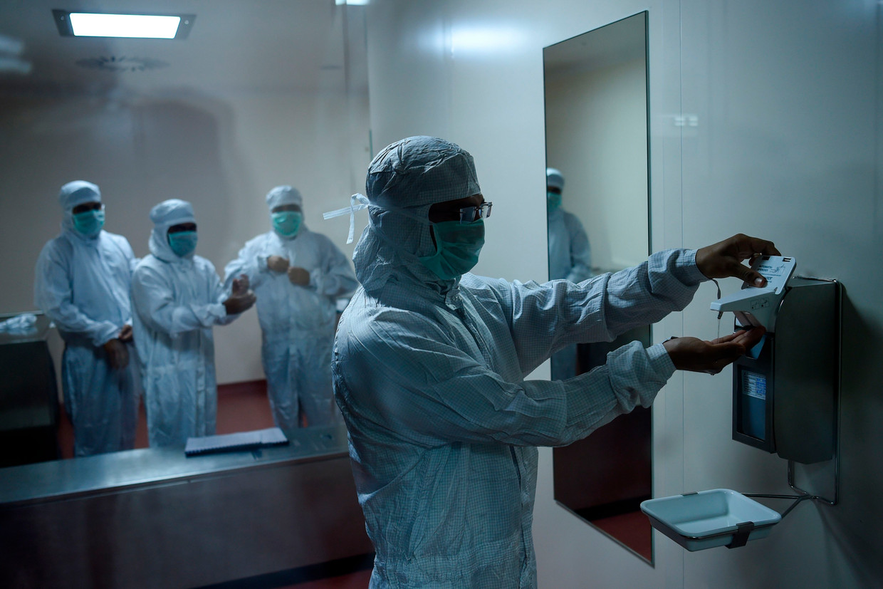 Wetenschappers maken zich klaar voor de productie van het AstraZeneca-vaccin in de Indiase metropool Poona. Beeld AFP