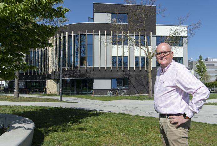 Jan Pol, directeur van Ecare, opende het nieuwe kantoor op Kennispark in Enschede via een video.