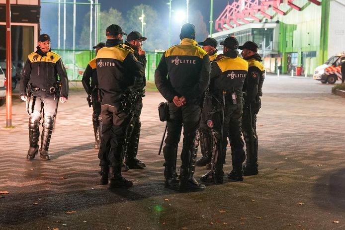 Grote politieinzet bij stadion TOP Oss.
