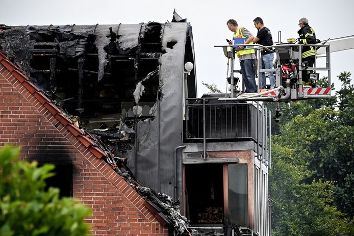 De brand die na de crash ontstond, verwoestte het volledige dakappartement.