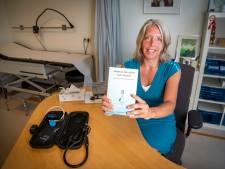 Huisarts Marieke uit Apeldoorn schrijft boek: ‘Het hoort bij me, dat ik dicht bij sommige patiënten sta’