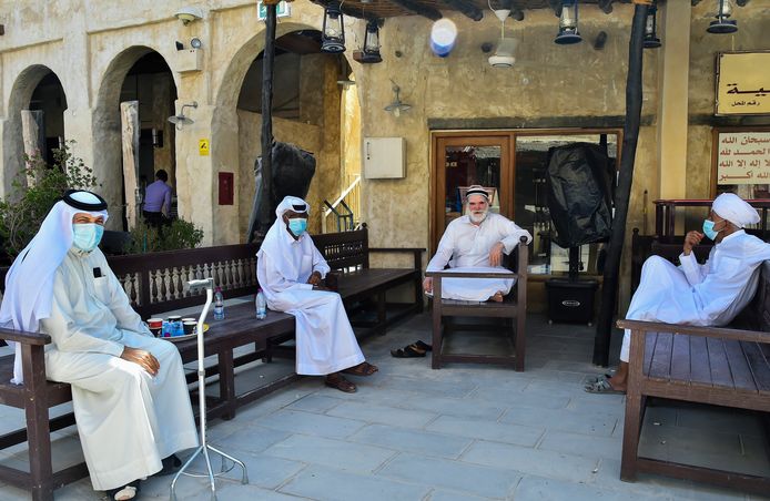 Mensen wachten buiten aan restaurant in Qatar