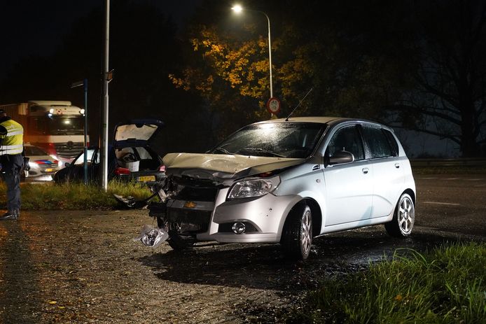 Een automobilist is maandagochtend lichtgewond geraakt bij een botsing tussen twee auto's op de Vierbundersweg in Dongen.