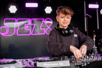 Piepjonge dj Olli (13) mag JEZ!-festival in Mechelen op gang trekken: “Dit initiatief is hard nodig voor jongeren”