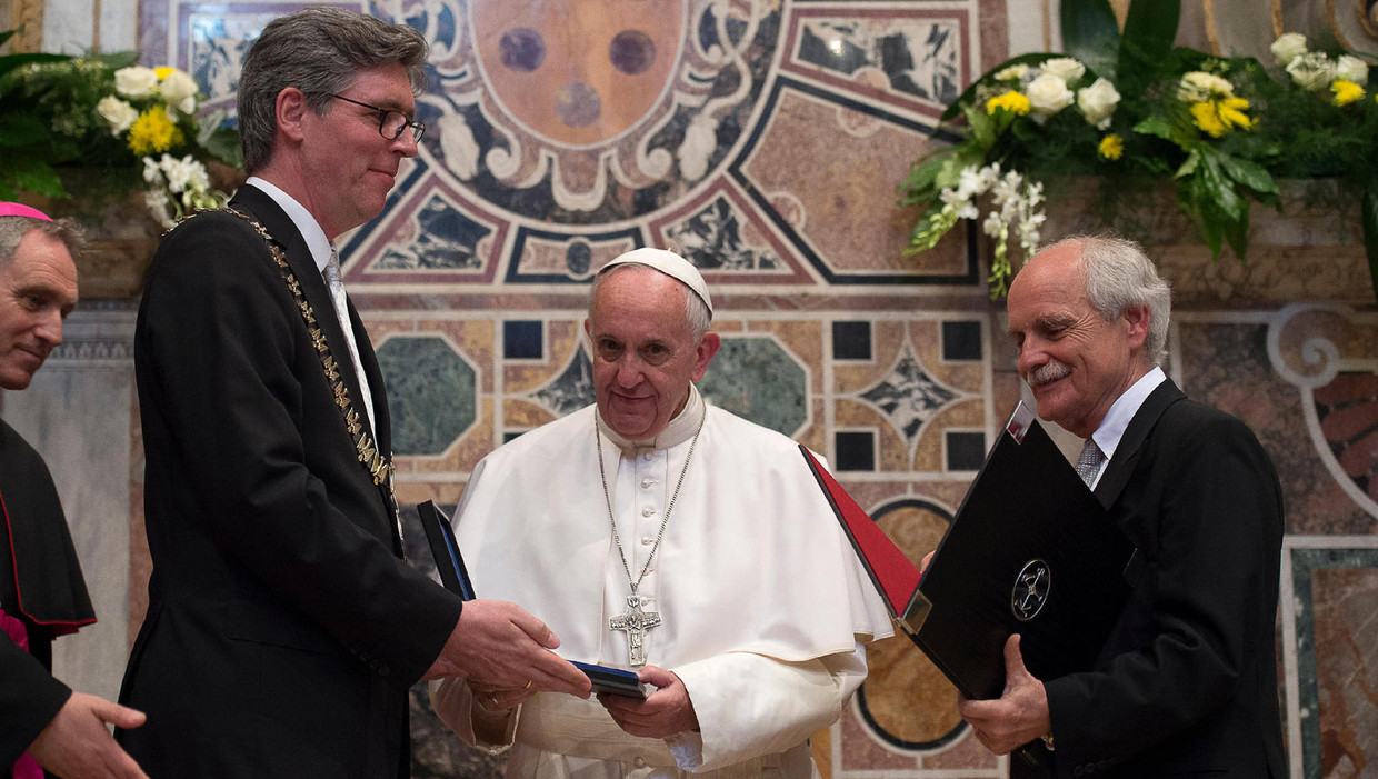 Paus Franciscus ontvangt de Karelsprijs in Vaticaanstad. Beeld afp