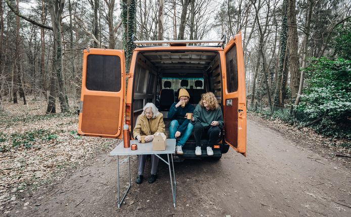Oma Tootje, Freek en Isabelle tijdens een van de uitstapjes in de Gelderse bossen.
