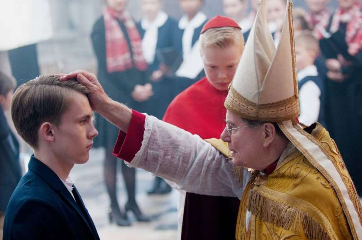 ‘De kerk is een organisatie die alles in het werk stelt om de waarheid te verdoezelen en te doen alsof er niets is gebeurd.’ (Foto: uit de film ‘Grâce à Dieu’ van François Ozon.) Beeld François Ozon