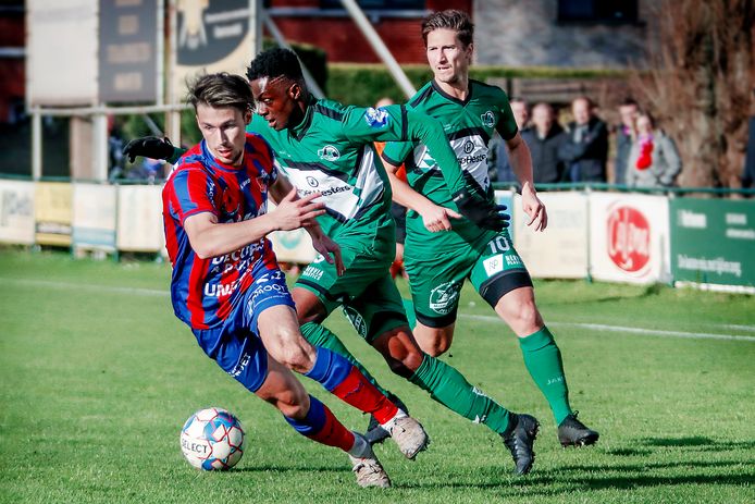 Seppe Gantois, Richard Antwi Manu en Nicolas Van Buyten in een onderonsje.