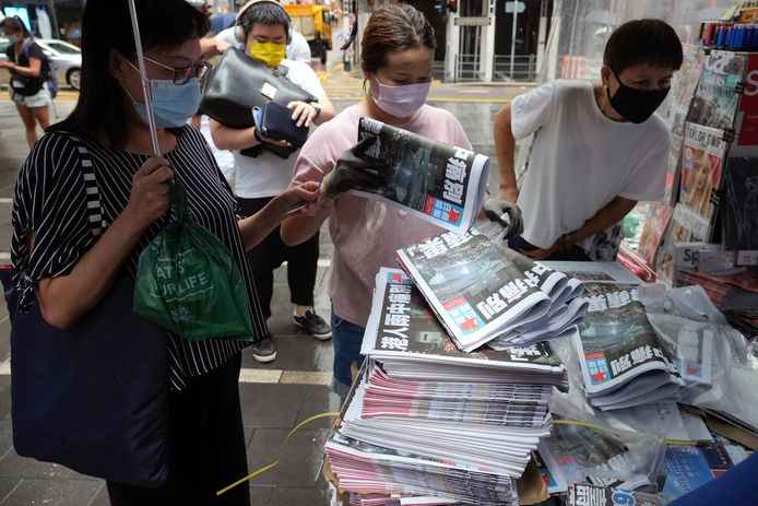 Mensen staan op 24 juni 2021 in het centrum van Hongkong in de rij om de laatste editie van de krant Apple Daily te kopen.