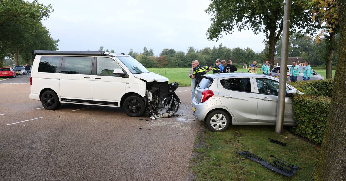 Auto vliegt na botsing dwars door heg en belandt in tuin in Nieuwleusen.