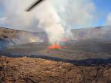 Helikopter filmt 'opgedroogd' lavameer op Hawaï