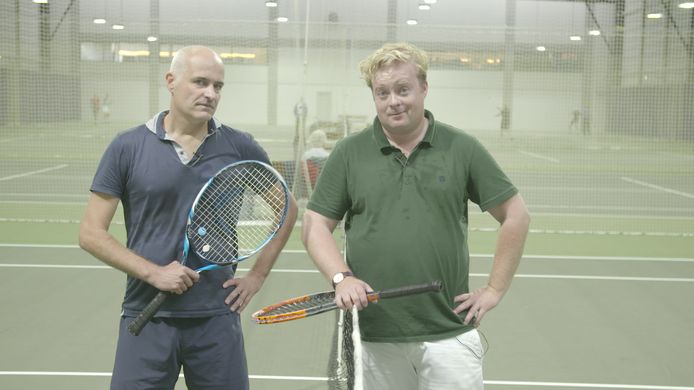 Mark Koster (links) van work-lifeplatform Intermediair en Floris Prenger gaan tennissen.