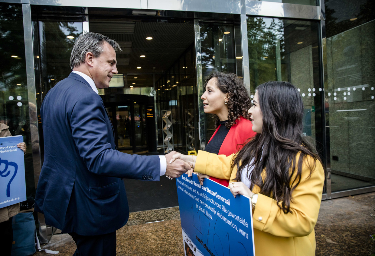 Voorafgaand aan het debat krijgt staatssecretaris Mark Harbers een petitie voor verruiming van het kinderpardon. Beeld ANP