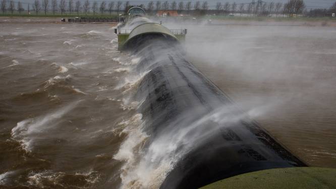 Scheepvaart gestremd door testen stormvloedkering Ramspol in Flevoland