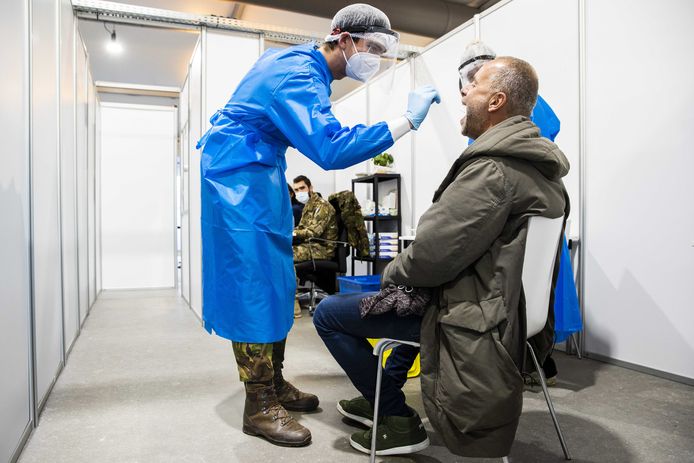 Medewerkers van Defensie in december bij een GGD-testlocatie in Almere. Het is inmiddels zo druk daar, dat alleen mensen die een afspraak hebben, worden geholpen.