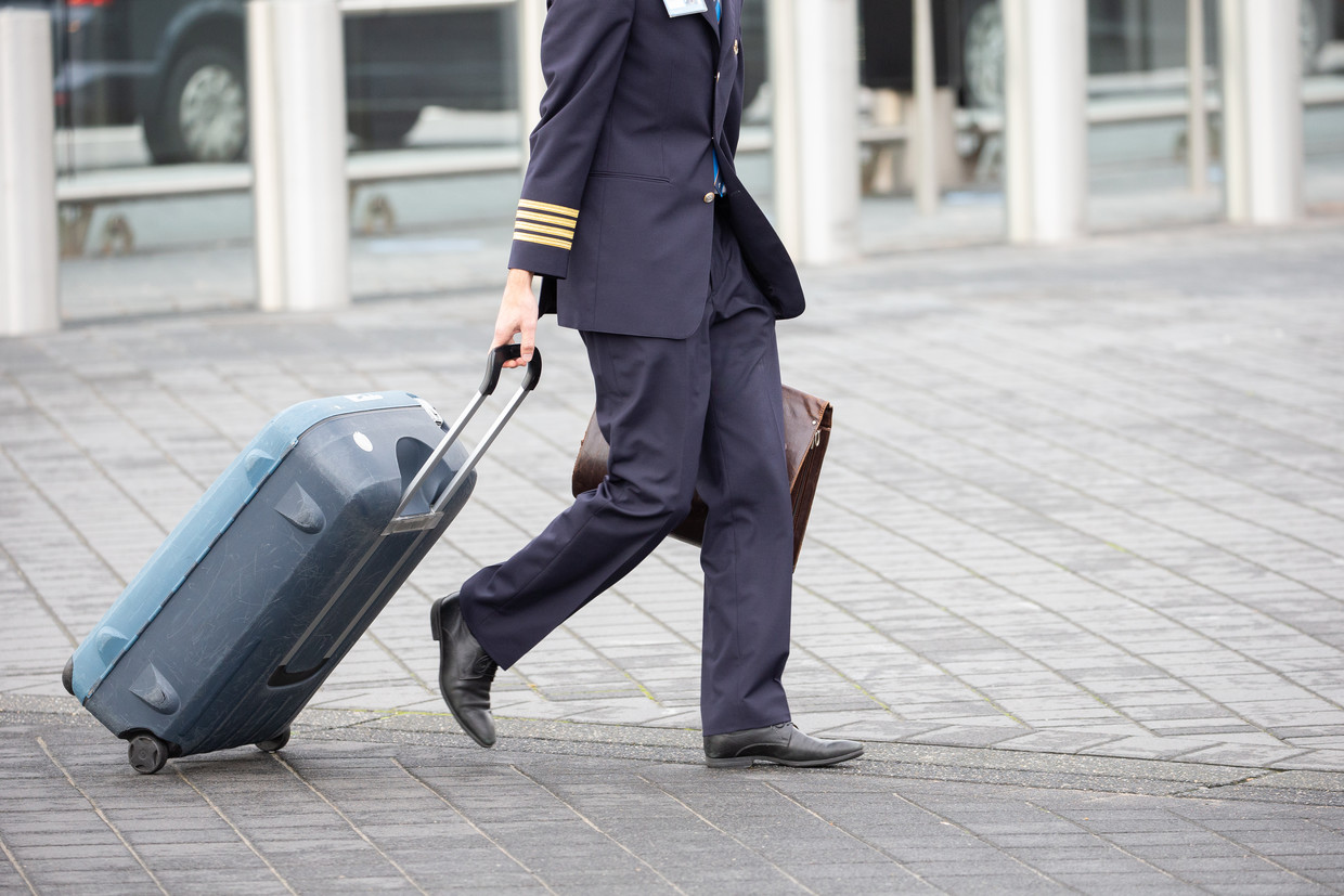 Een piloot op Schiphol. Ook de pilotenbond belooft nu tot 2025 salaris in te leveren om de luchtvaartmaatschappij te redden. Beeld Hollandse Hoogte / Harold Versteeg