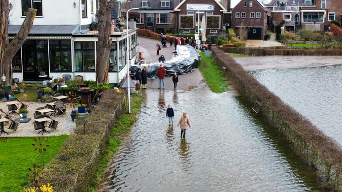 Zandzakken bij 't Veerhuys in Olst.