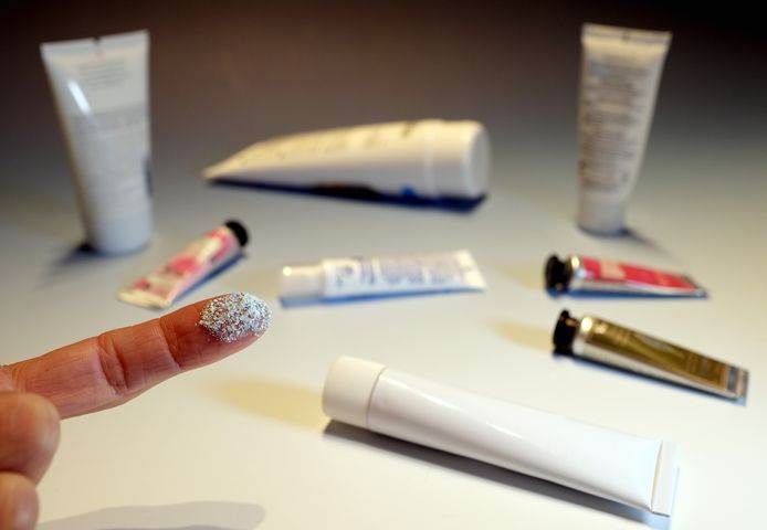 In negen van de tien meest verkochte cosmeticaproducten zitten microplastics.