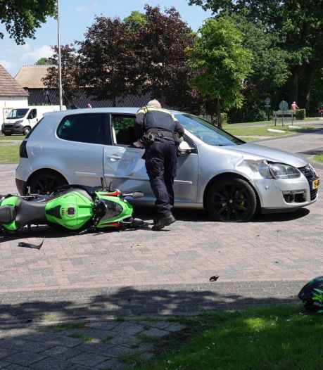 Motorrijder onderuit na botsing met auto in Hardenberg