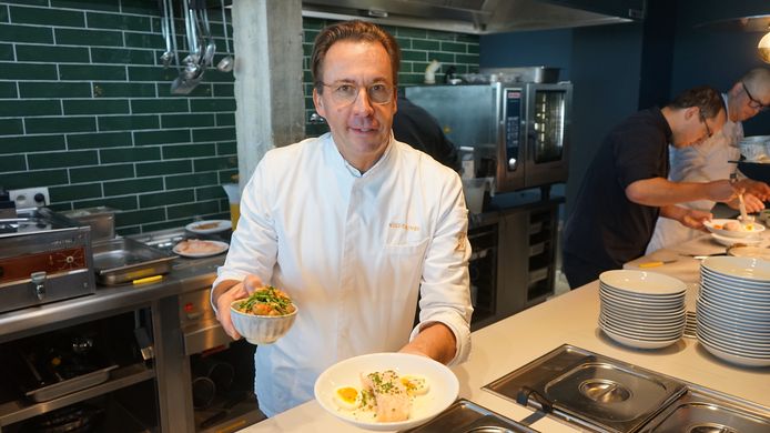 Driesterrenchef Viki Geunes stond dinsdag achter het fornuis van het schaftlokaal van de haven in Kallo.