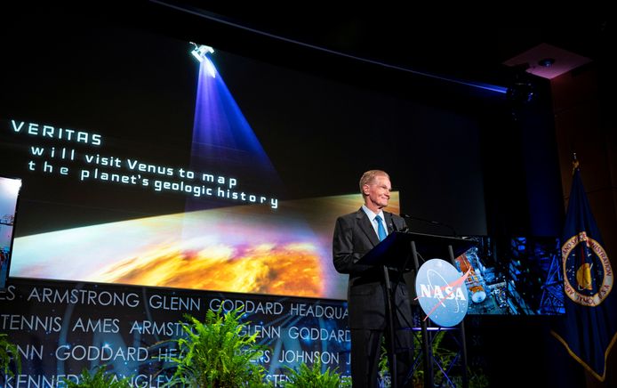 Bill Nelson, administrateur de la NASA, annonce les nouvelles missions spatiales DAVINCI+ et VERITAS pour étudier Vénus, au siège de la NASA à Washington, aux États-Unis, le 2 juin 2021.