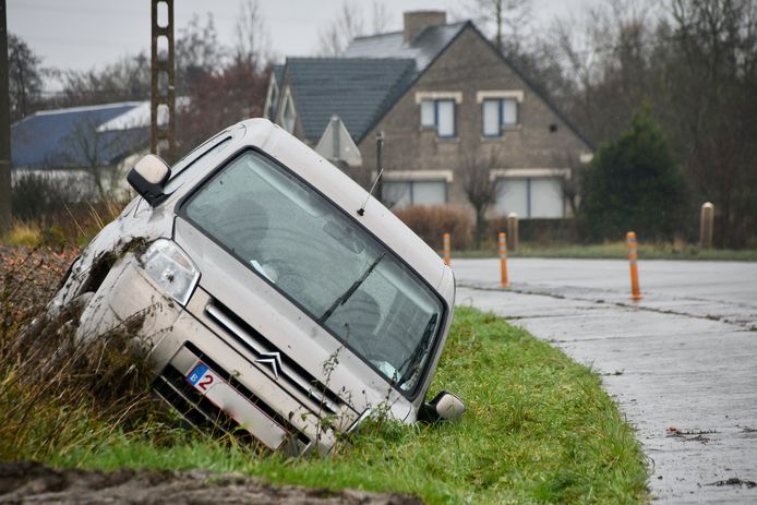 De Citroën Berlingo belandde in de gracht langs de Sleihagestraat in Oostnieuwkerke.