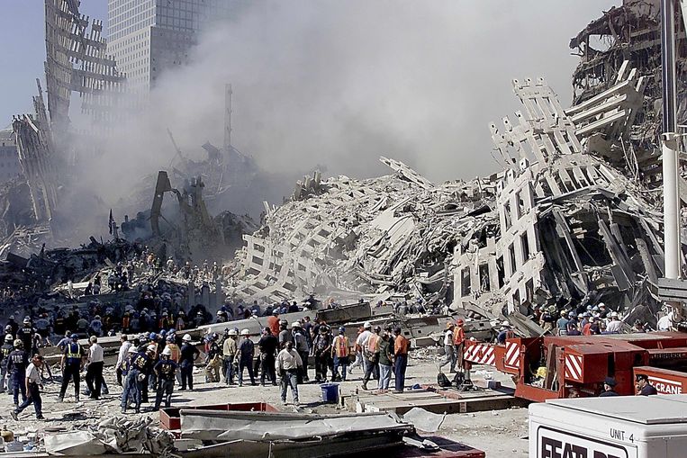 Reddingswerkers zoeken in het puin van het WTC naar overlevenden. Beeld EPA
