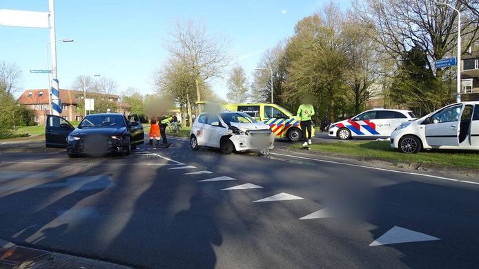 In Hengelo zijn drie auto's op elkaar gebotst.