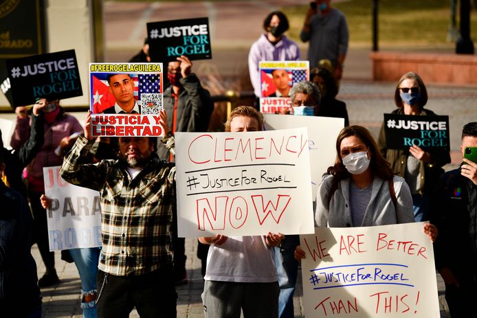 Demonstranten houden in Denver borden omhoog met de eis om strafvermindering voor  Rogel Aguilera-Mederos.