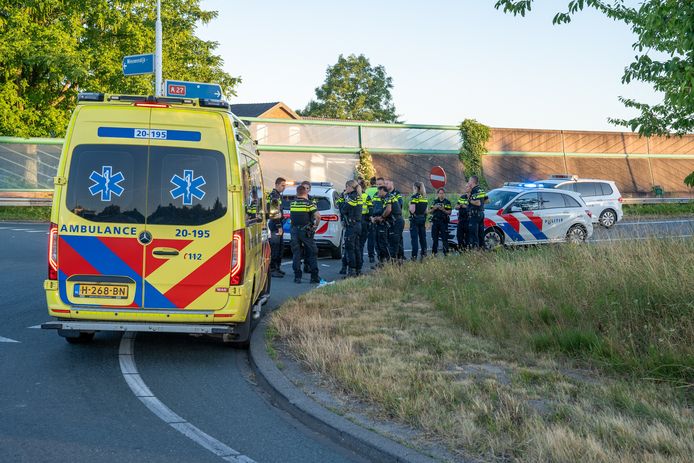 Een politieachtervolging is geëindigd met een crash op de A27 bij Nieuwendijk. De drie inzittenden van de auto raakten bij het ongeluk gewond.