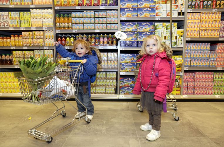 Kinderen in een supermarkt in Breda. Bekende mascottes mogen er weldra geen verpakkingen meer sieren. Beeld Hollandse Hoogte