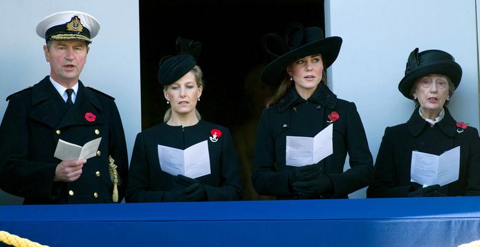 Susan Hussey, rechts op de foto in 2012, met Timothy Laurence, gravin van Wessex Sophie Rhys en prinses van Wales Catherine Middleton, tijdens een herdenking in Londen.