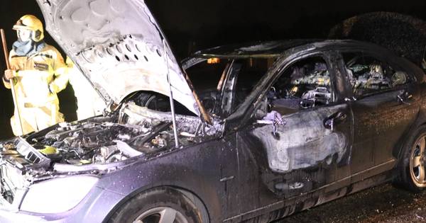 Auto vliegt spontaan in brand op dijk bij Terwolde, chauffeur komt met schrik vrij - De Stentor