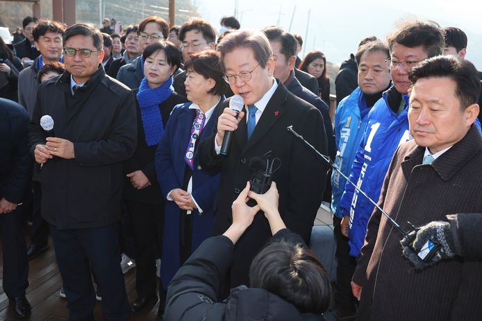 De Zuid-Koreaanse oppositieleider Lee Jae-myung, vlak voor hij in zijn hals werd gestoken tijdens een persmoment in Busan.
