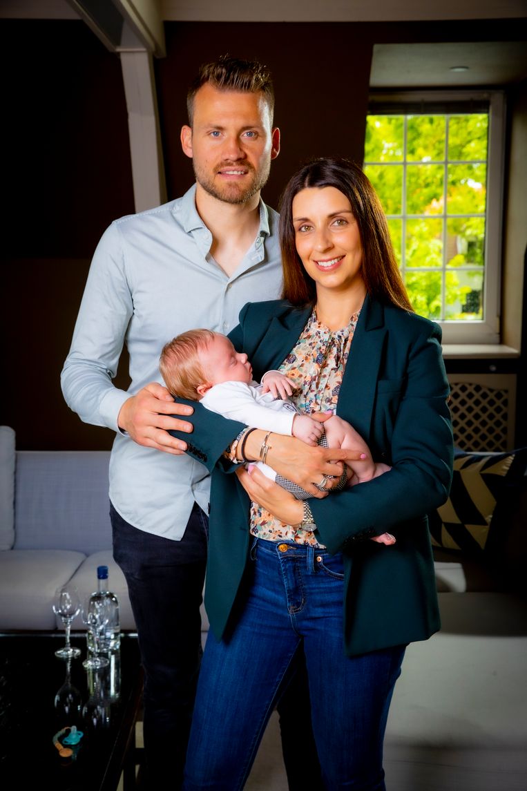 'Simon is altijd rustig geweest, ook met de meisjes. Hij vormt al een koppel met Jasmien sinds het middelbaar.' (Foto met Jasmien en tweede zoontje Vin.) Beeld Jan De Meuleneir / Photo News