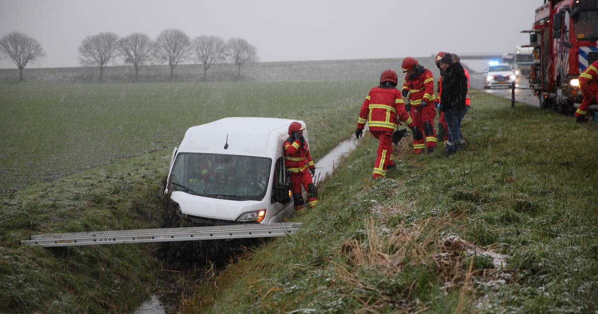 Bestelbus rijdt sloot in na botsing met auto op A7 bij Scheemda