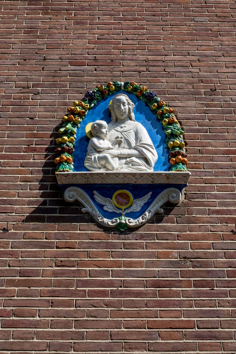 7 september stonden we op de stoep voor het Nederlandse Tijdschrift voor Geneeskunde in de Johannes Vermeerstraat 2. De Italiaanse terracotta madonna in de gevel is een restant uit de voormalige kunstcollectie van Willem Dreesmann, 
die hier tussen 1950 en 1960 was opengesteld voor het publiek. ­Winnaar is Nienke Fleuren. Beeld Lin Woldendorp