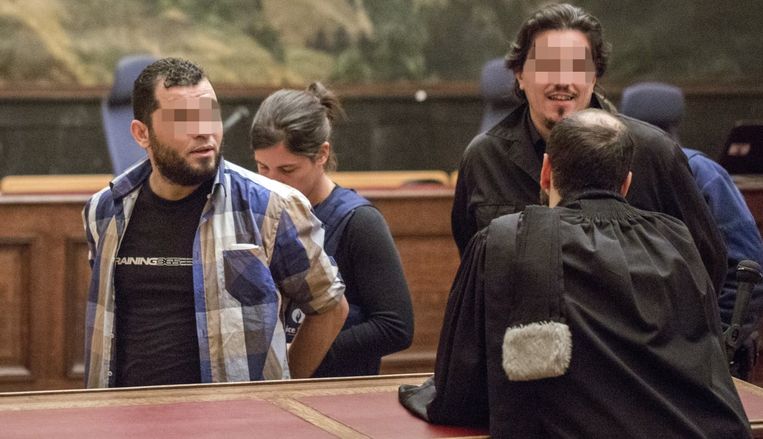 ‘Hoe fijn is het niet om een held te zijn zoals in 'Game of Thrones', om te denken dat je een verlosser, een wraakengel bent?' (Foto: Syriëronselaars voor de correctionele rechtbank in Brussel.) Beeld PhotoNews