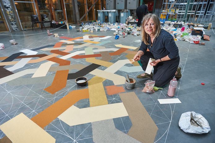 Elvira Wersche bezig met kunstwerk met zand uit de hele wereld voor Fabriek Magnifique.  Noordkade Veghel.
Fotograaf: Van Assendelft/Jeroen Appels