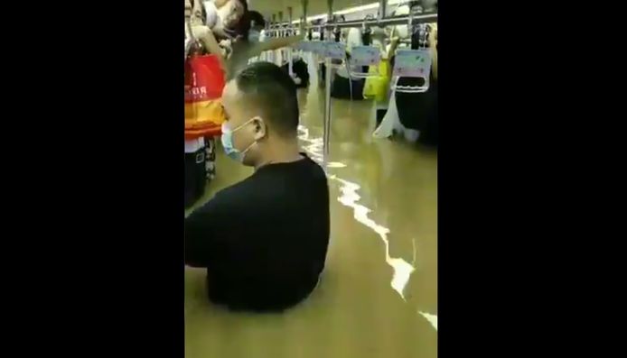 De metro stroomt onder met water.