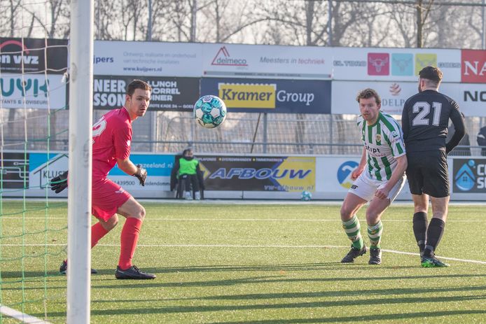 Jeroen de Jonge (tweede van rechts), hier op archieffoto, raakte zaterdag geblesseerd in de wedstrijd tegen SC Feyenoord.