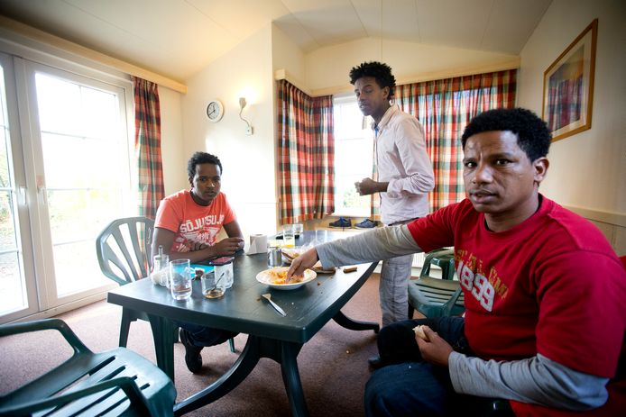 In de Achterhoek moeten nog honderden asielzoekers met een status gehuisvest worden. Foto ter illustratie, van vluchtelingen op een vakantiepark nabij Wassenaar.