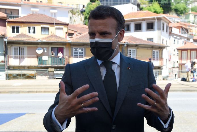 De Franse president Emmanuel Macron bij aankomst in Porto.