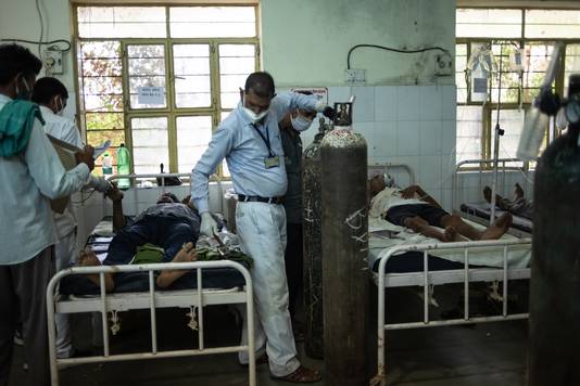 Een patiënt wordt aan de kunstmatige beademing gelegd in een ziekenhuis in India.