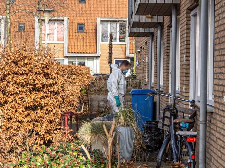Politie ontdekt levensgevaarlijk drugslab in Zwolse rijtjeswoning na tip van ‘geheime dienst’