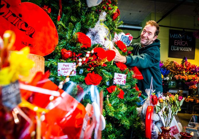 De kerstboom bij bloemist Erica Bloemideeën in Dordrecht is omgetoverd tot liefdesboom.