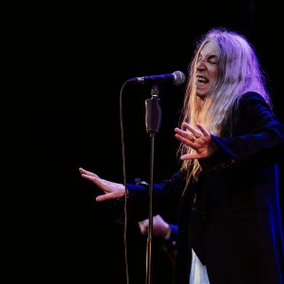 Patti Smith eert 50 jaar ‘Horses’ als een jong veulen in Koninklijk Circus in Brussel