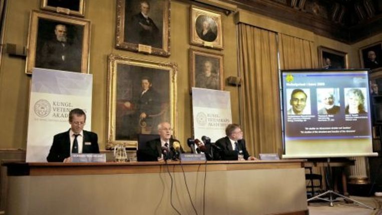 De Nobelprijs voor Scheikunde is woensdag in Stockholm toegekend aan drie wetenschappers. (VLNR op het scherm) De Amerikanen Venkatraman Ramakrishnan en Thomas Steitz en de Israëlische Ada Yonath krijgen de onderscheiding voor hun studies van de structuur en de functie van het ribosoom. Foto AFP Beeld 