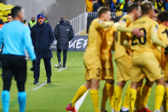 José Mourinho heeft het koud op de achtergrond.